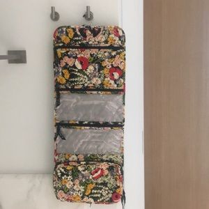 Impecable Vera Bradley Hanging Travel Bag